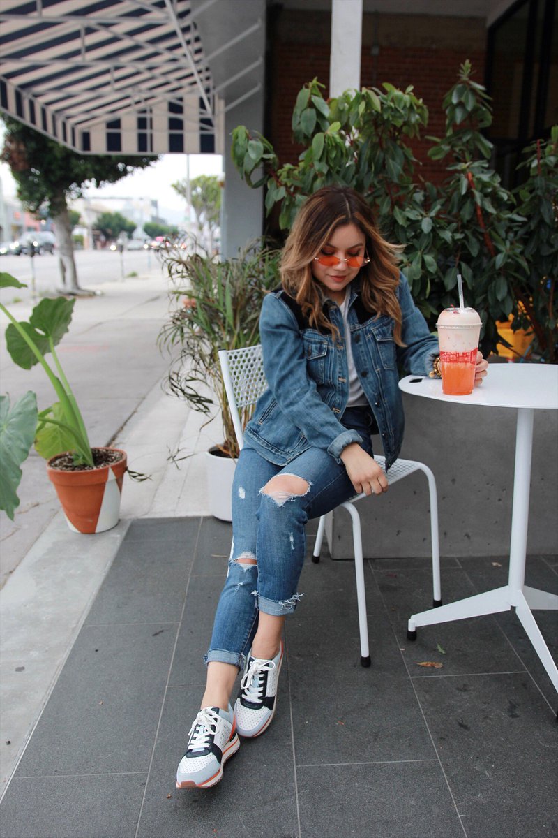 They say orange🍊 is associated w/ meanings of joy,enthusiasm,&amp; sunshine.This refreshment gave me all those elements for a lil chill time! @cocacolafreestyle_us <a href="/jackinthebox/">jackberglund</a> #jackssummerfloats #cocacolafreestyle #ad Find your Summer float personality at jacksummerfloats.com