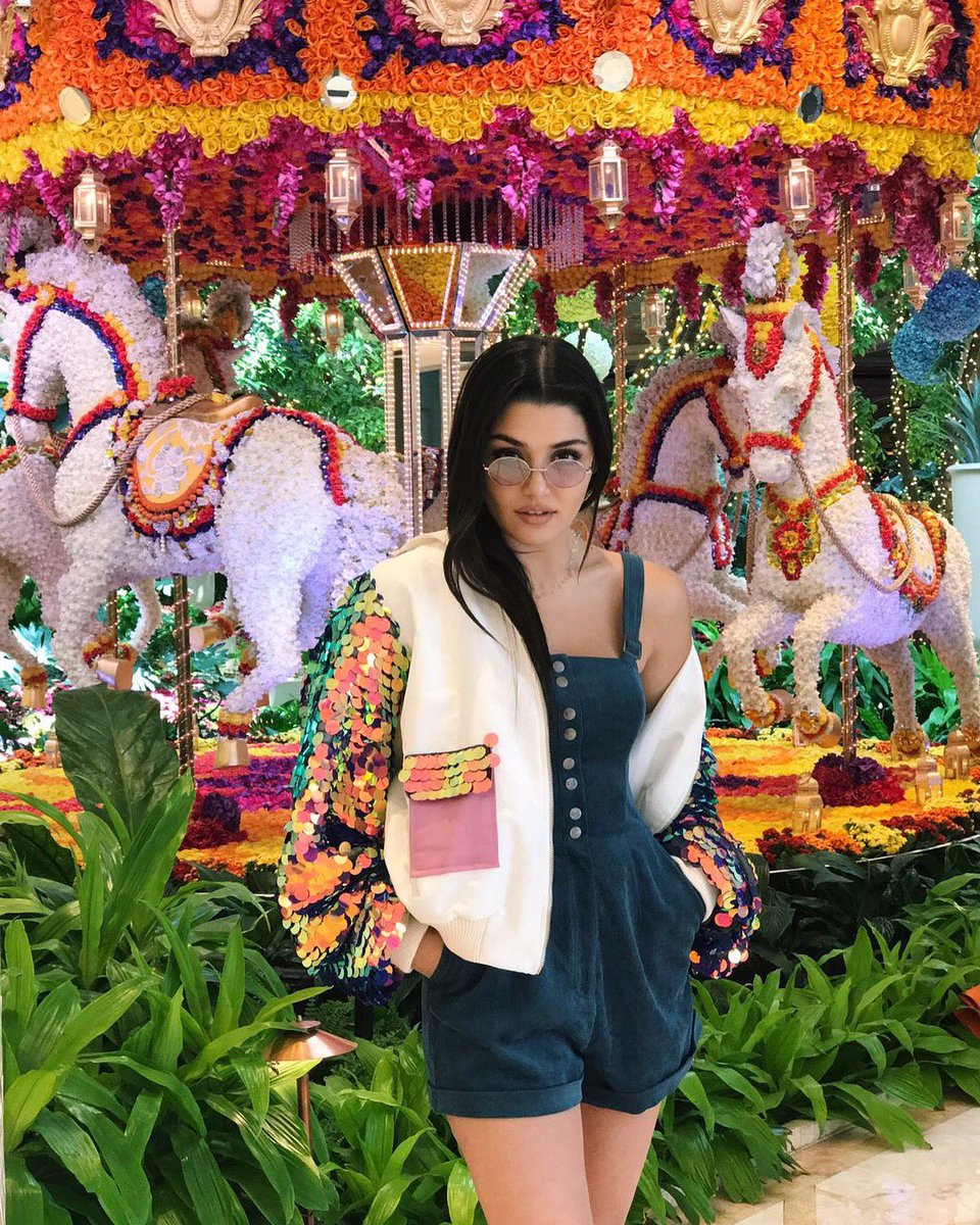 HandeErcelNeews's tweet photo. Hande Erçel!  #HandeErçel https://t.co/AdgDbA5XoN