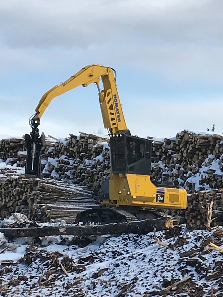 SMSEquipmentInc's tweet photo. PC390LL-11 in Action -  Millyard Excavator with a Robotic Grapple #excavator #komatsu #PC390 #heavyequipment #millyard #winter #alberta #canada #forestry #equipmentoperator #smsequipment https://t.co/EwnhkQmibJ