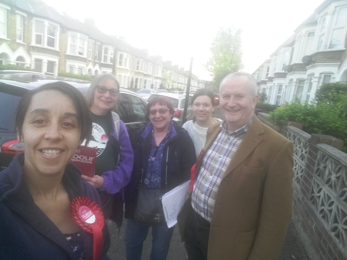 VickyAshworth_'s tweet photo. Wood Street Team @RosalynFlowers Richard Sweden &amp; @VictoriateVelde - with Maggie Reeves &amp; the indefatigable Alison Cox - out in force today on Barrett, Greville &amp; Brookefield Rd. Lots of positive discussions on the #labourdoorstep 

Loving all the #community  flower boxes🌷 https://t.co/TYKtRATT8Y