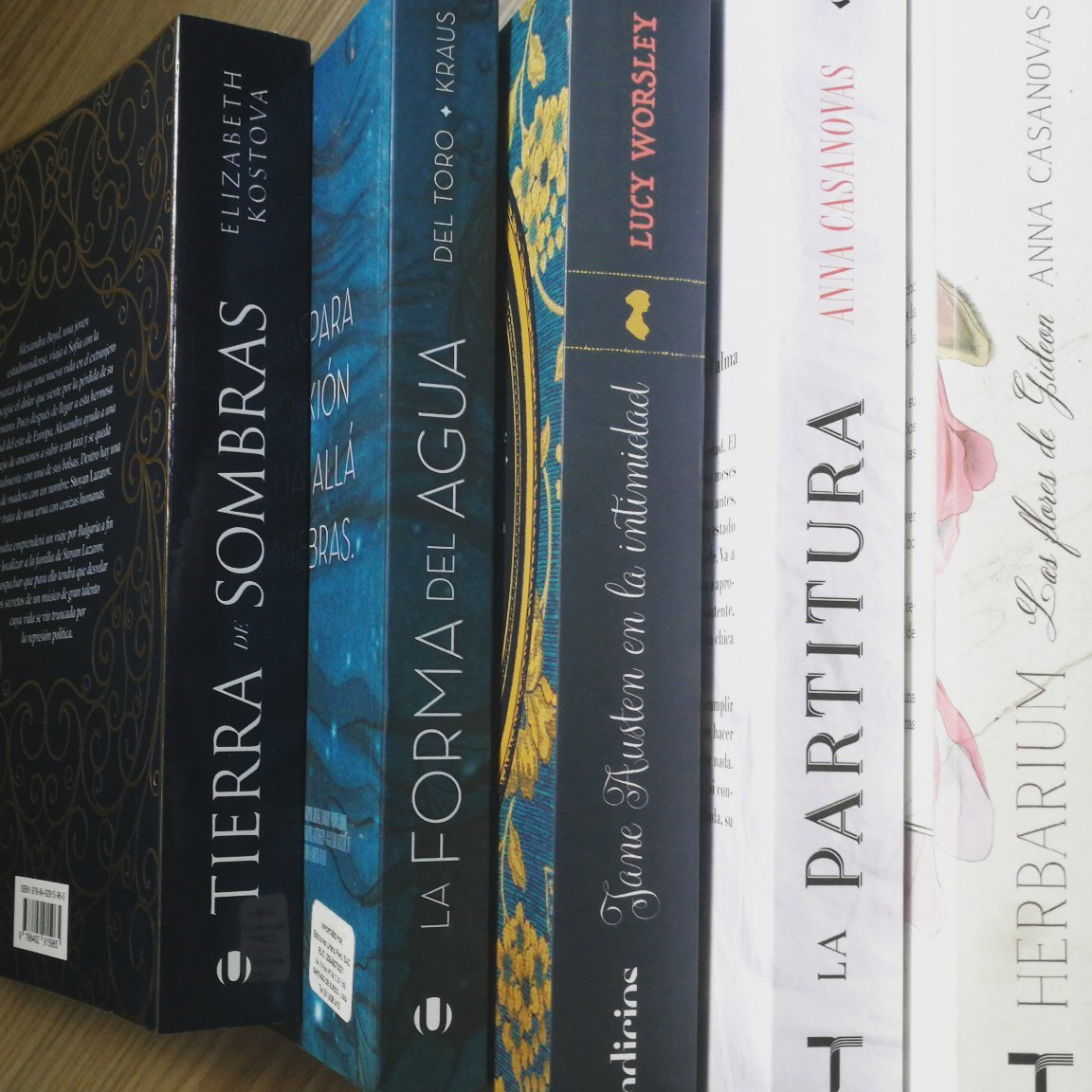 UranoPeru's tweet photo. "El mundo está lleno de libros preciosos, que nadie lee." 📚❤️ #DiaDelLibro
.
.
.
#EdicionesUranoPeru #EdicionesUrano https://t.co/xRcHJkdEWL