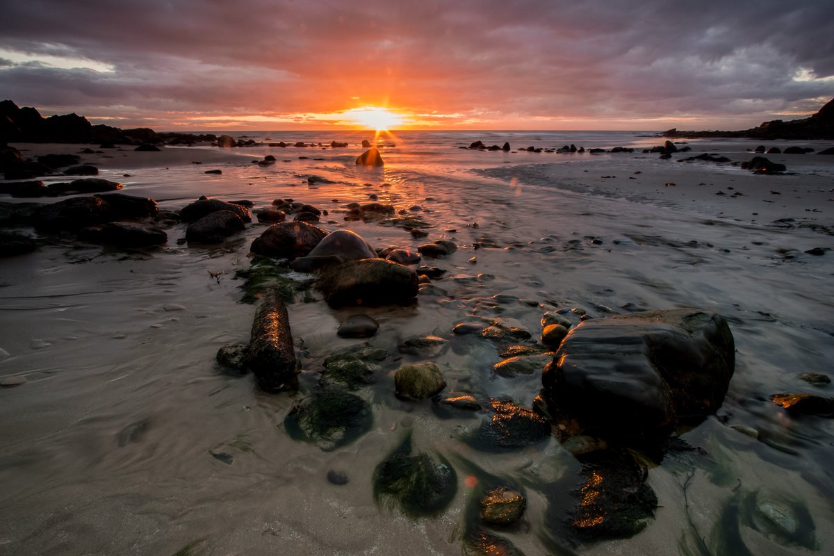 bleddyn123's tweet photo. Porth Grugmor sunset, Ynys Mon. A return visit to a Porth Grugmor near Rhydwyn to catch this susnet. @AngleseyScMedia @ItsYourWales @ruthwignall @WalesCoastPath @AboutAnglesey @dailypostwales @wonderfulwales @VisitAnglesey @S4Ctywydd https://t.co/7xqSiKMdAA