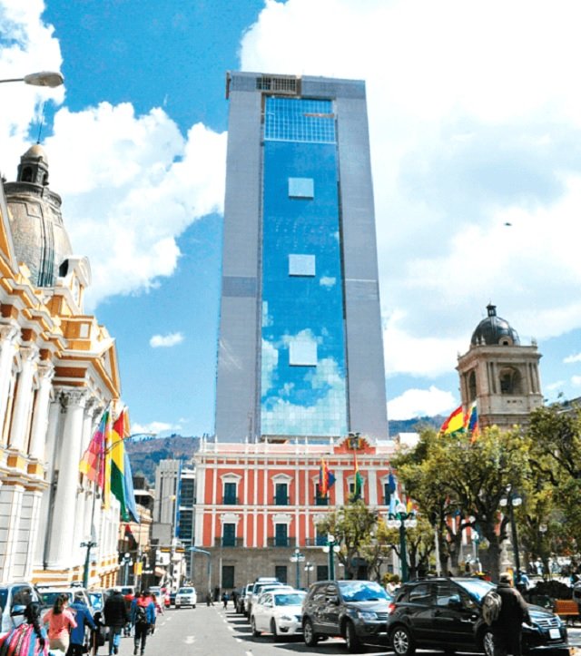 JohnArandia's tweet photo. Es indignante cuando hay necesidades mas urgentes presentar este sobrador edificio, monumento a la egolatría y daño visual al contexto urbano paceño. Ahora resulta que para equiparlo se gastarían 47,4 millones de bolivianos mas. Una historia parecida a la "la torre de Babel". https://t.co/pxFONlM5ki