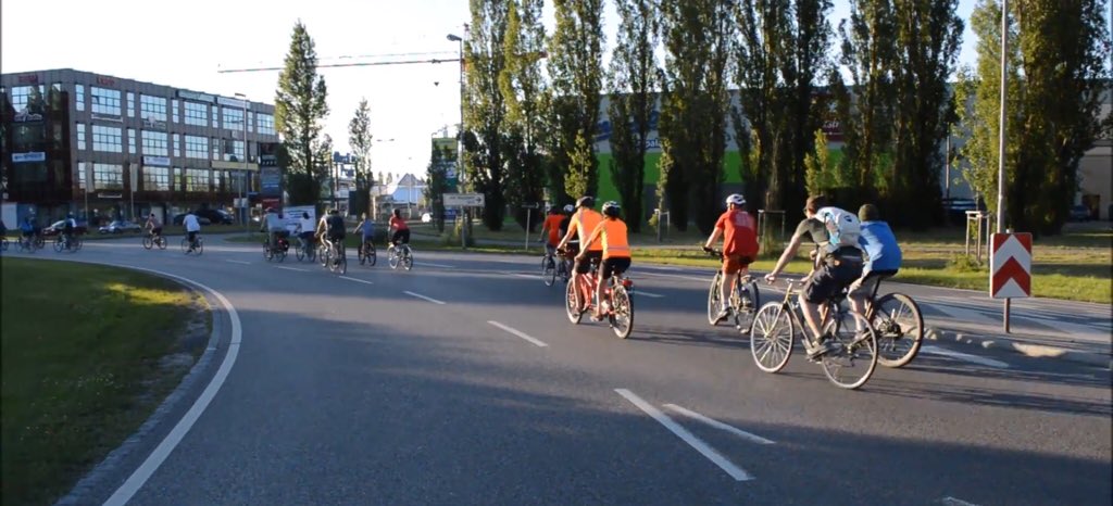 Critical_Mass_i's tweet photo. Diesen Freitag um 19:00 Uhr am Rathausplatz in Ingolstadt ist Critical Mass . Jeder darf kommen egal welches Fahrrad und das Wetter soll auch sehr gut werden also auf das Rad schwingen und mitfahren. https://t.co/MsUZejD2Vz