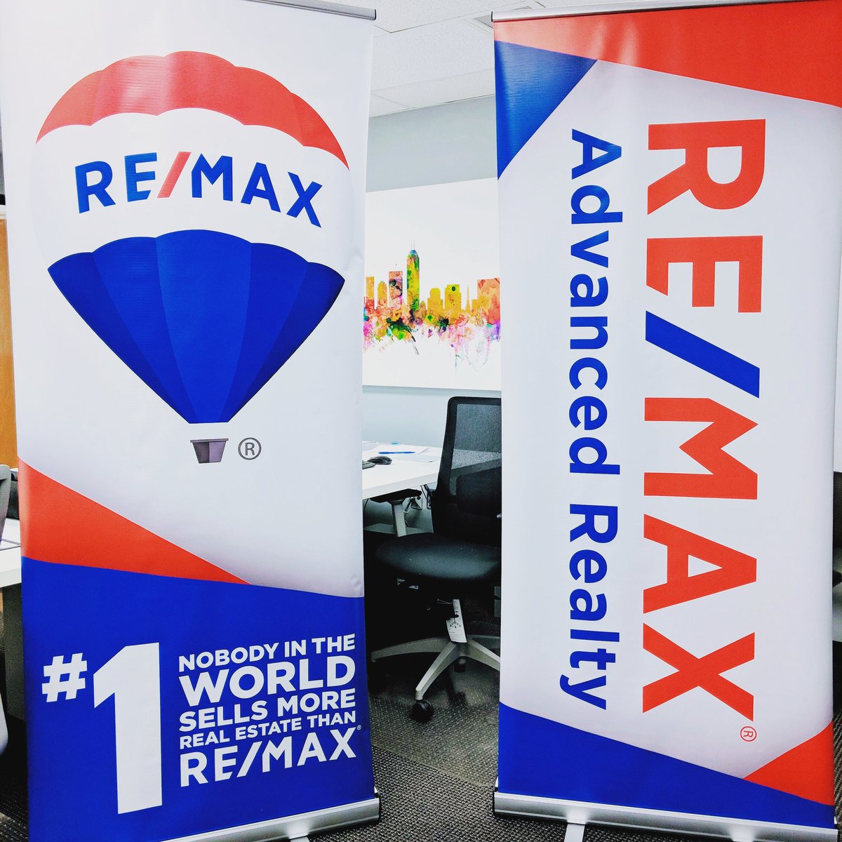 IndyHomePros's tweet photo. π Lemme upgrade ya! New signs in our West Office! #indyhomepros #REMAX #AdvancedRealty #indyhomeprosteam @remax https://t.co/4HZ456EdBE