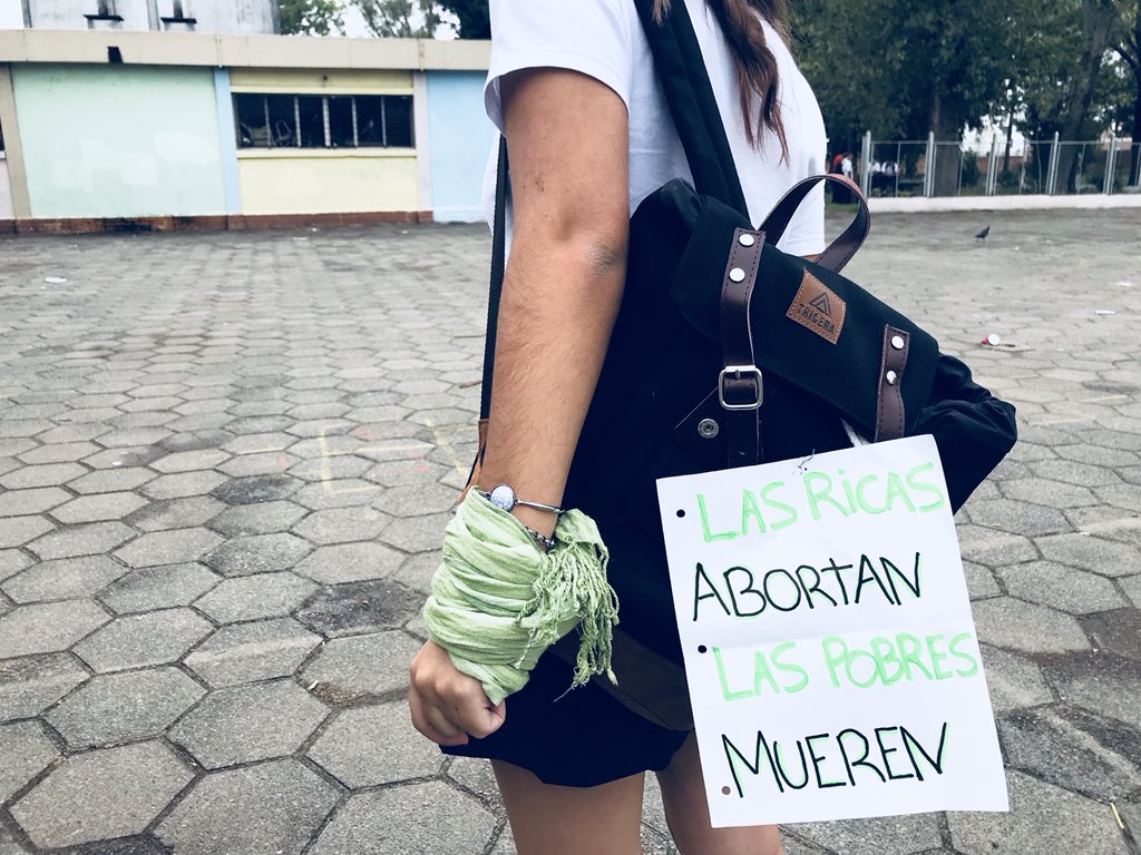 sm_juventud's tweet photo. El aborto es un tema de derechos humanos, justicia social y salud pública. Nosotros apoyamos a la campaña y día a día vamos a seguir luchando para que todxs puedan acceder a un aborto legal, seguro y gratuito. 💪🏽💚✊🏽 https://t.co/5cgkZdtB6f