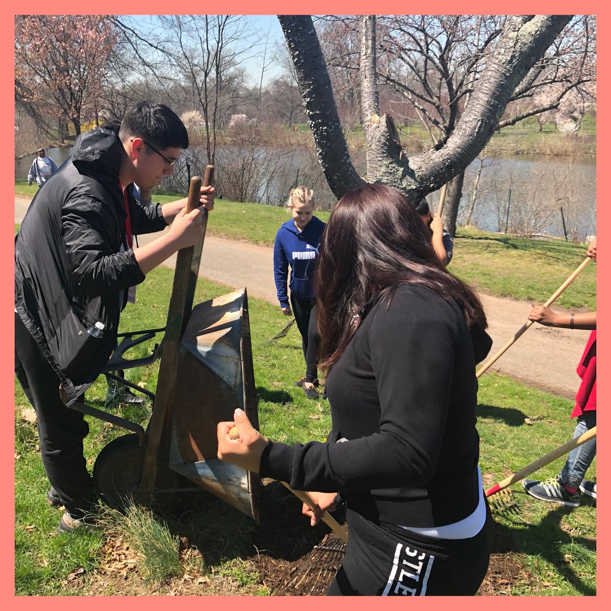 UnionOwls's tweet photo. ππΌUnion County College students spent some time with the Union County Parks & Recreation department adding mulch to trees and covered over 7 yards of Warinanco Park. Thank you to all who helped out today πͺπΎ #UServe18 #TheOfficeOfCollegeLife #GetInvolved2Evolve #OwlsInAction https://t.co/Fkvq6esW6z