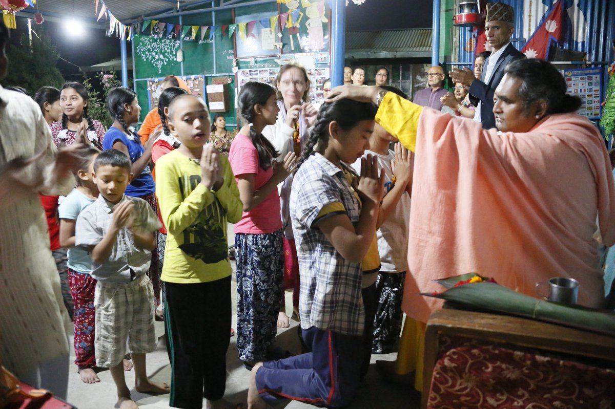 vishwananda's tweet photo. #Spontaneous #darshan n visit at happy bottle house there also they #chanted various #vedic #verses was amazing how they all chanted with the same #joy n #power may #Giridhari #bless all of them that they open the #heart of people's https://t.co/LaoGxOJDaF