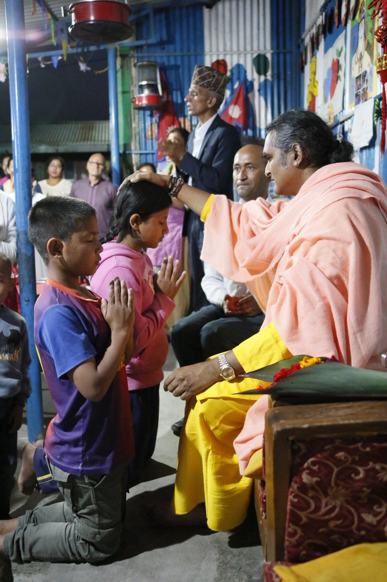 vishwananda's tweet photo. #Spontaneous #darshan n visit at happy bottle house there also they #chanted various #vedic #verses was amazing how they all chanted with the same #joy n #power may #Giridhari #bless all of them that they open the #heart of people's https://t.co/LaoGxOJDaF