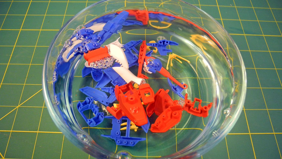 gunplaitalia's tweet image. 💧 Come e perché lavare i componenti dei gunpla prima di dipingerli e di attaccare le decalcomanie.
gunpla101.com/step-gunpla-cl…
#GunplaTutorial #Gundam #ModelingTutorial
