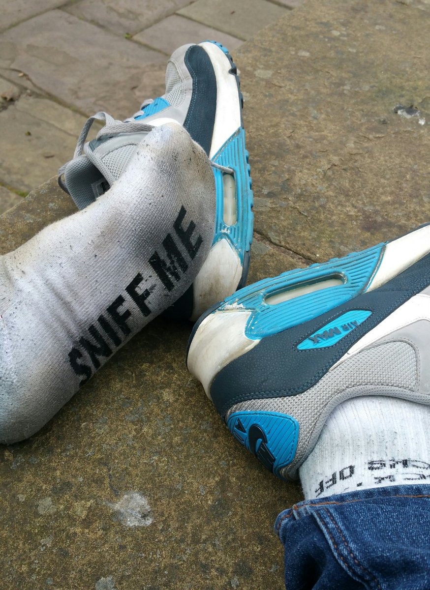 StinkyMaleSocks's tweet photo. Day 12 #3WeeksStraightSocks, some pictures need little description, still 9 days of toil & sweat to go, hit me up lads who's for a forced sniff? DM me #AirMax #sk8erboy #sweatysocks #gayfeet #footfetish #malefeet #smellysocks #wornsocks #sockstink #socks #sockworship 😈😷😷👃💦😘 https://t.co/jKbIZobHcH