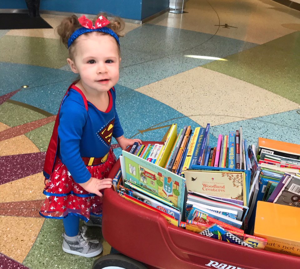 mhfvpediatrics's tweet photo. Superhero sighting! Mackenzie Wynne (alter ego: "Super Mackenzie") dressed up last week when she visited with her parents to donate more than 100 books to our Family Resource Center. Our thanks to the entire Wynne family for their gift! https://t.co/AkLw8mdM38