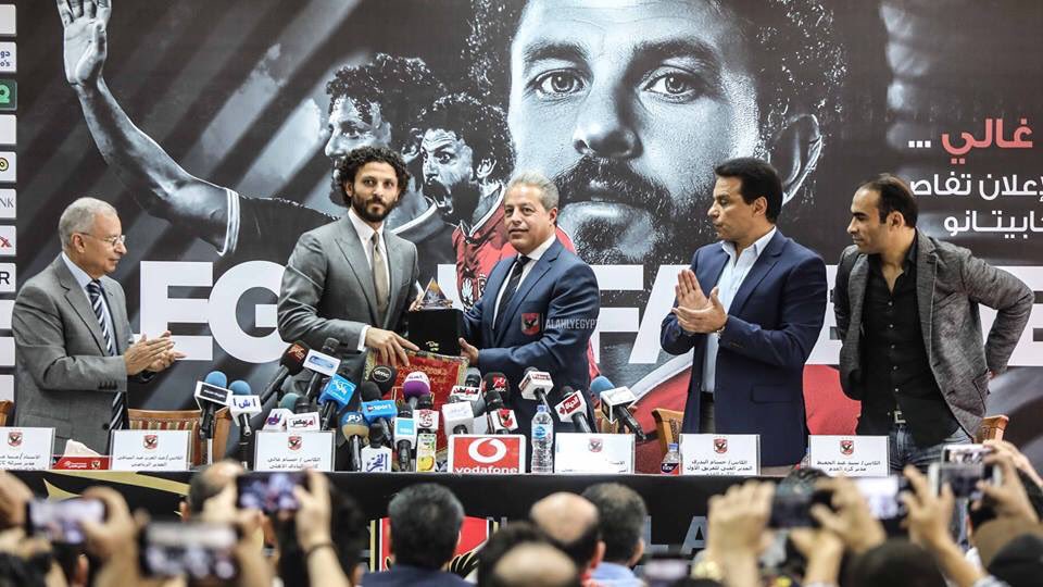 AhmedRuby4's tweet photo. #حسام_غالي وداعاا يا اقوي واشجع قائد دخل النادي ولعب لمصلحة الفريق بدمه وعرقه وجهده.💪😞
وداعا لاعظم وارجل لاعب لمس حذائه ارض الملعب💪💔
وداعا لاخر رجل من جيل ال6/1💔💪
#وداعا_كابيتانو💔💔 https://t.co/cajPm4Kcq1