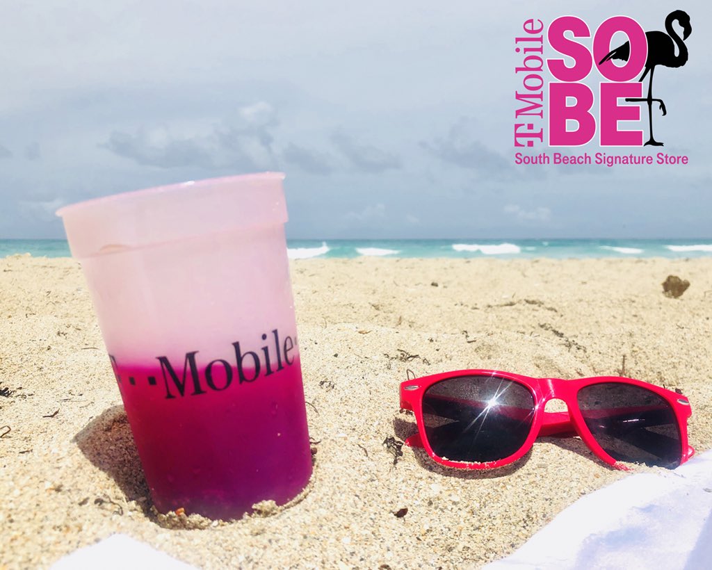 TMOSouthBeach's tweet photo. The only “blues” on a Monday should come from the sea. #MagentaMonday 💗🌴🌊 https://t.co/WYdp9uNIKD