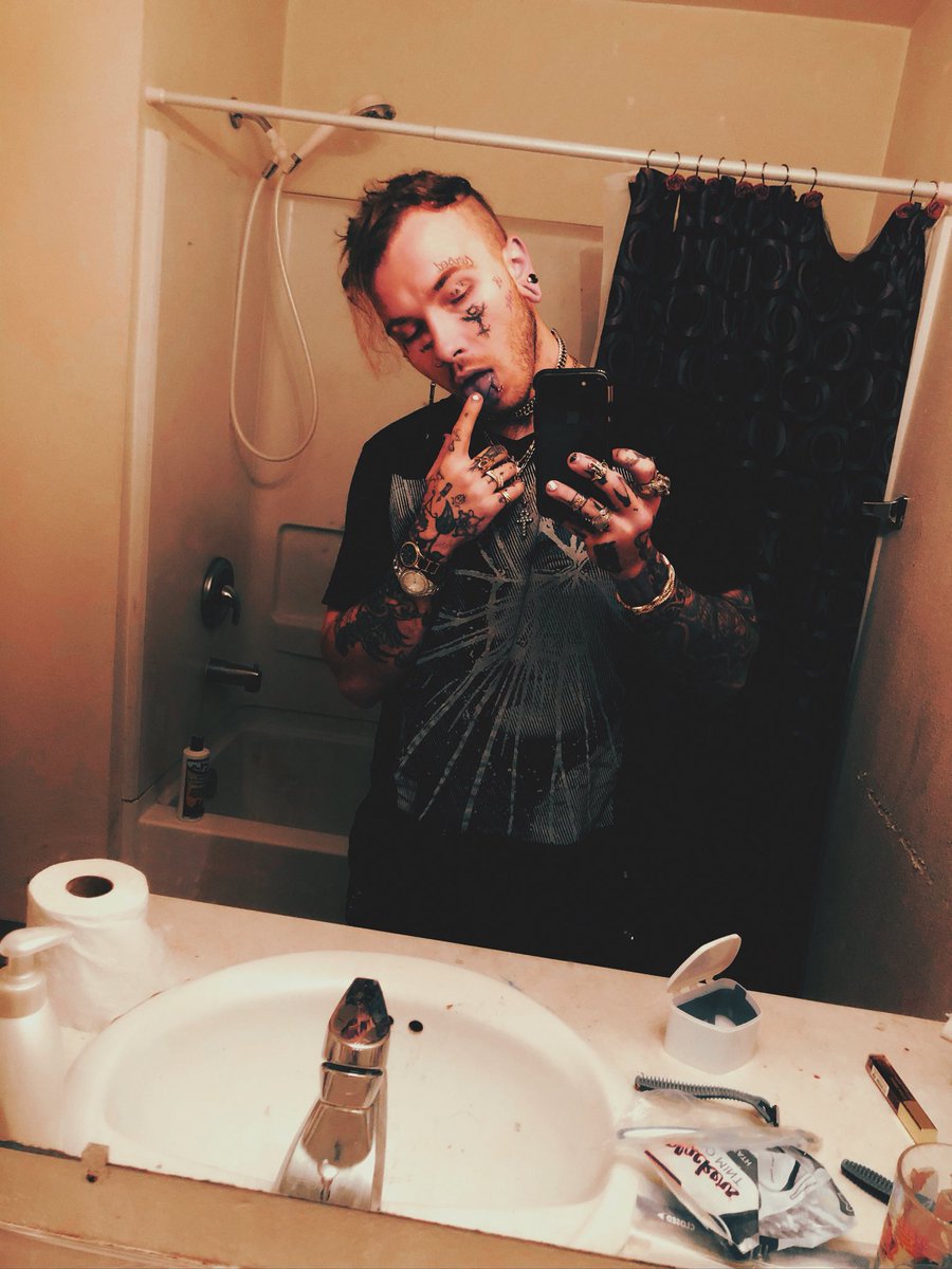 LilTooSad's tweet photo. Bust another line baby girl tell me your fears🖤💀
We’re the only ones here and I kinda dig your vibe 🌙🔮
#Halflife #HangGang #LilSith #cursed #grungy #grungegoth #gothboy #rapper #artist #sounscloudrapper #soundcloudartist #DeadDaddy #gutterlife #trash https://t.co/UlEhTf1VGy