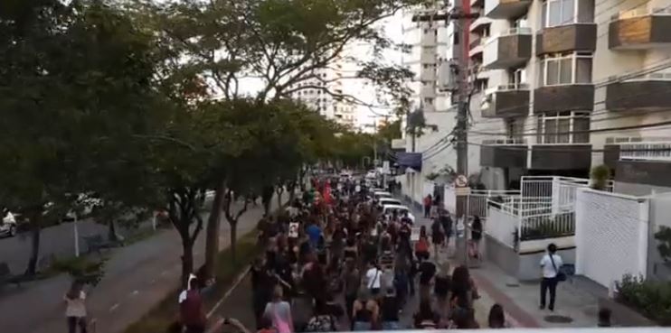 portaldesacato's tweet photo. #FORAOS #JTT
Continua a passeata dos servidores/as municipais de Florianópolis.
https://t.co/Ct1qNWcbU3 https://t.co/57isclKC6U