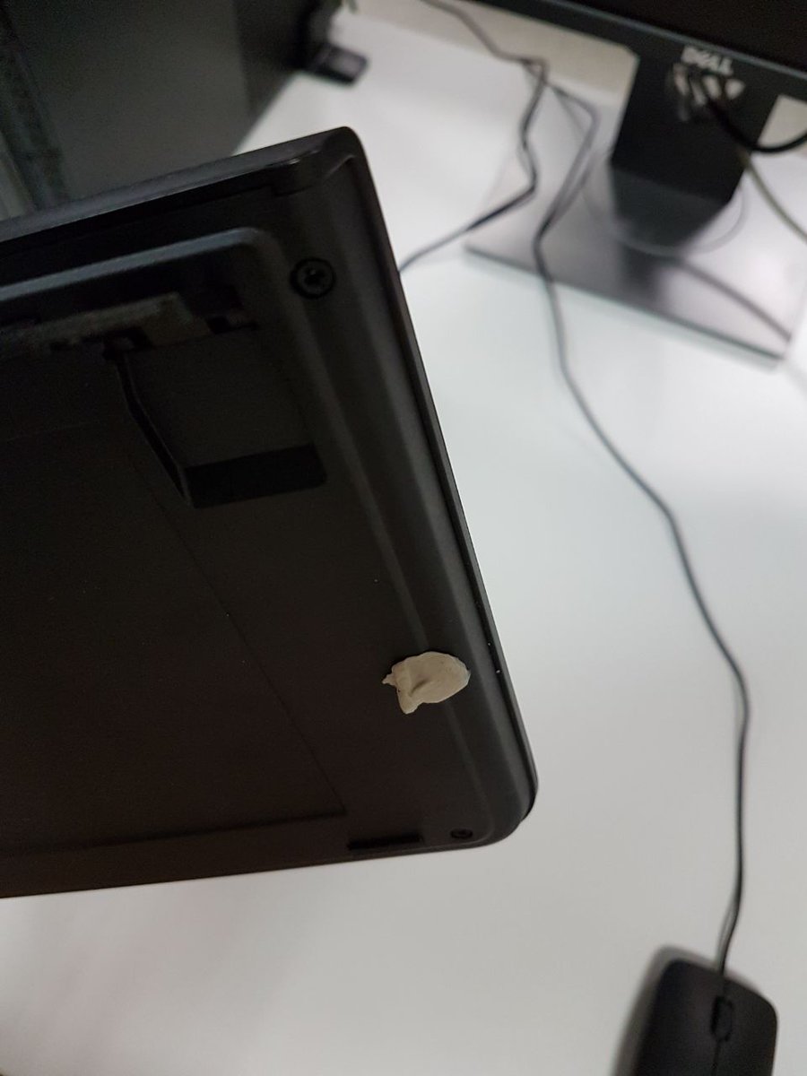 laborbereich's tweet photo. Vielen Dank für die kreative Entsorgung des Kaugummis in unserem Labor. Die Tastatur ist dafür aber der falsche Ort! 😤 Ein Papierkorb befindet sich in jedem Labor! #lbhtwdd https://t.co/mEzK065mX6