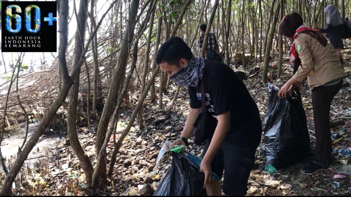 EarthhourSMG's tweet photo. SobatEH, di #haribumi 22 April kemarin kami berkolaborAKSI Bersih Pantai bersama @bintariorg di Pantai Trimulyo Semarang. 
Let's #connect2earth
#IniAksiku ! https://t.co/G1zugJ1Kun