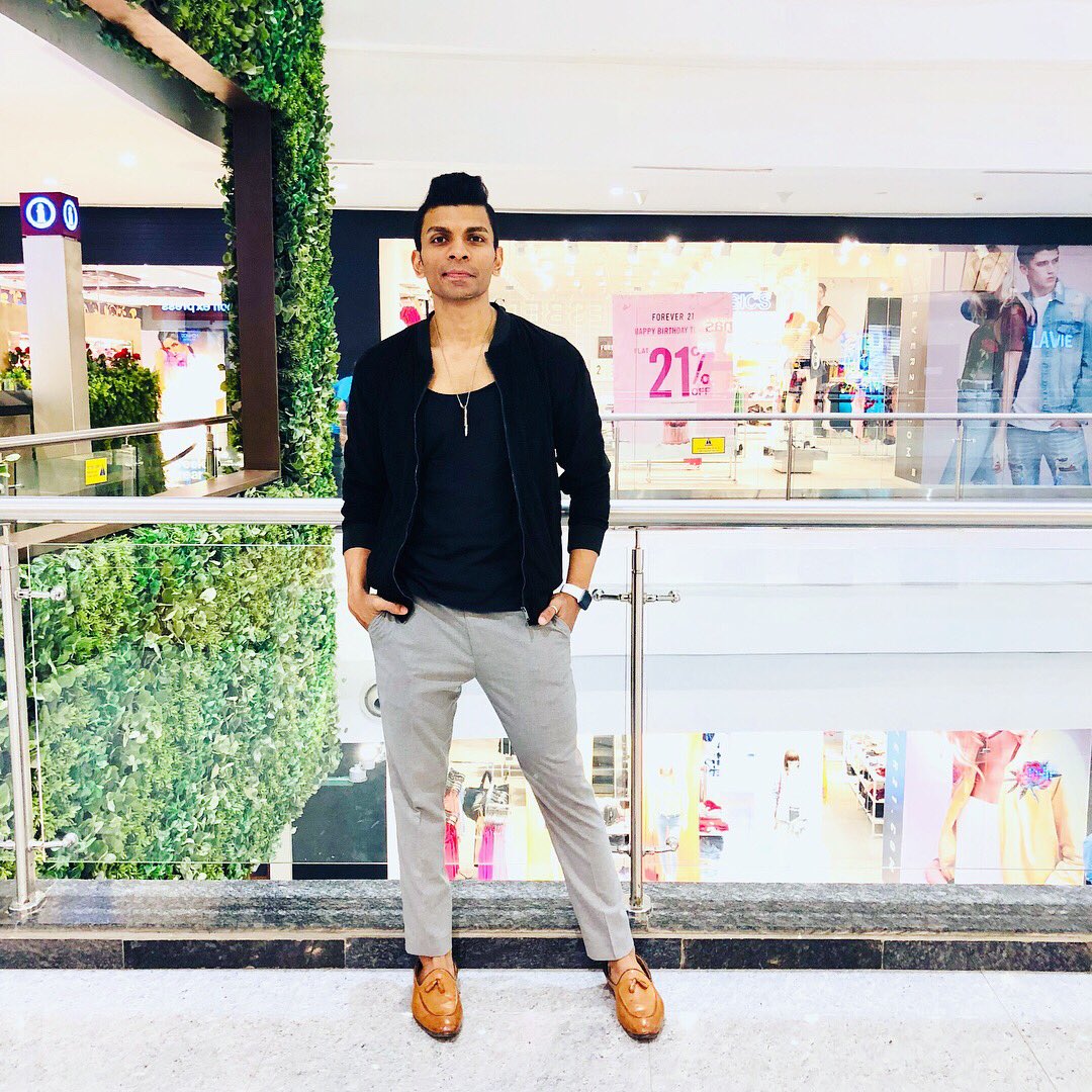 Ginieeln's tweet photo. โOnly Great Minds Can Afford a Simple Styleโ
#Elegantรฉ #Zara #Portraits #Collage #Insta #InstaStyle #Fashion #Basics #Dogtags #Black #Grey #elegantStyling #ClickClick #PosePose #iPhoneX #ShootMode #BomberJackets #Velvet #SimpleStyling https://t.co/MAKcWfoSN1