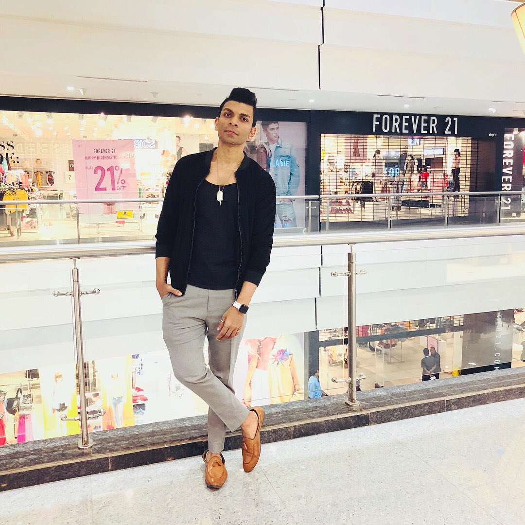 Ginieeln's tweet photo. โOnly Great Minds Can Afford a Simple Styleโ
#Elegantรฉ #Zara #Portraits #Collage #Insta #InstaStyle #Fashion #Basics #Dogtags #Black #Grey #elegantStyling #ClickClick #PosePose #iPhoneX #ShootMode #BomberJackets #Velvet #SimpleStyling https://t.co/MAKcWfoSN1