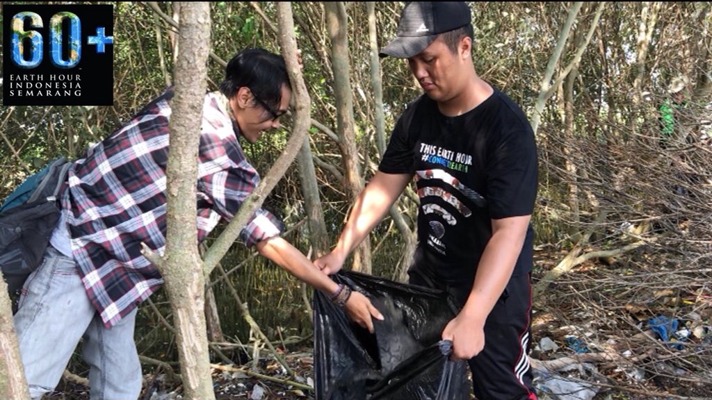 EarthhourSMG's tweet photo. Seperti yang sobatEH lihat sendiri, kondisi pantai kita kian memprihatinkan akibat dari tumpukan sampah yang bermuara ke pantai. Di momen #HariBumi2018 ini kita Aksi untuk Nasib Bumi.
Let's #connect2earth
#IniAksiku ! https://t.co/tOzMOaw3uZ