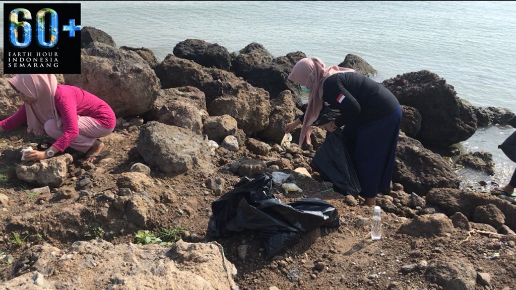 EarthhourSMG's tweet photo. Seperti yang sobatEH lihat sendiri, kondisi pantai kita kian memprihatinkan akibat dari tumpukan sampah yang bermuara ke pantai. Di momen #HariBumi2018 ini kita Aksi untuk Nasib Bumi.
Let's #connect2earth
#IniAksiku ! https://t.co/tOzMOaw3uZ
