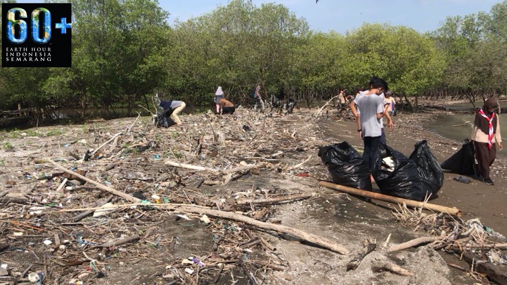 EarthhourSMG's tweet photo. Seperti yang sobatEH lihat sendiri, kondisi pantai kita kian memprihatinkan akibat dari tumpukan sampah yang bermuara ke pantai. Di momen #HariBumi2018 ini kita Aksi untuk Nasib Bumi.
Let's #connect2earth
#IniAksiku ! https://t.co/tOzMOaw3uZ