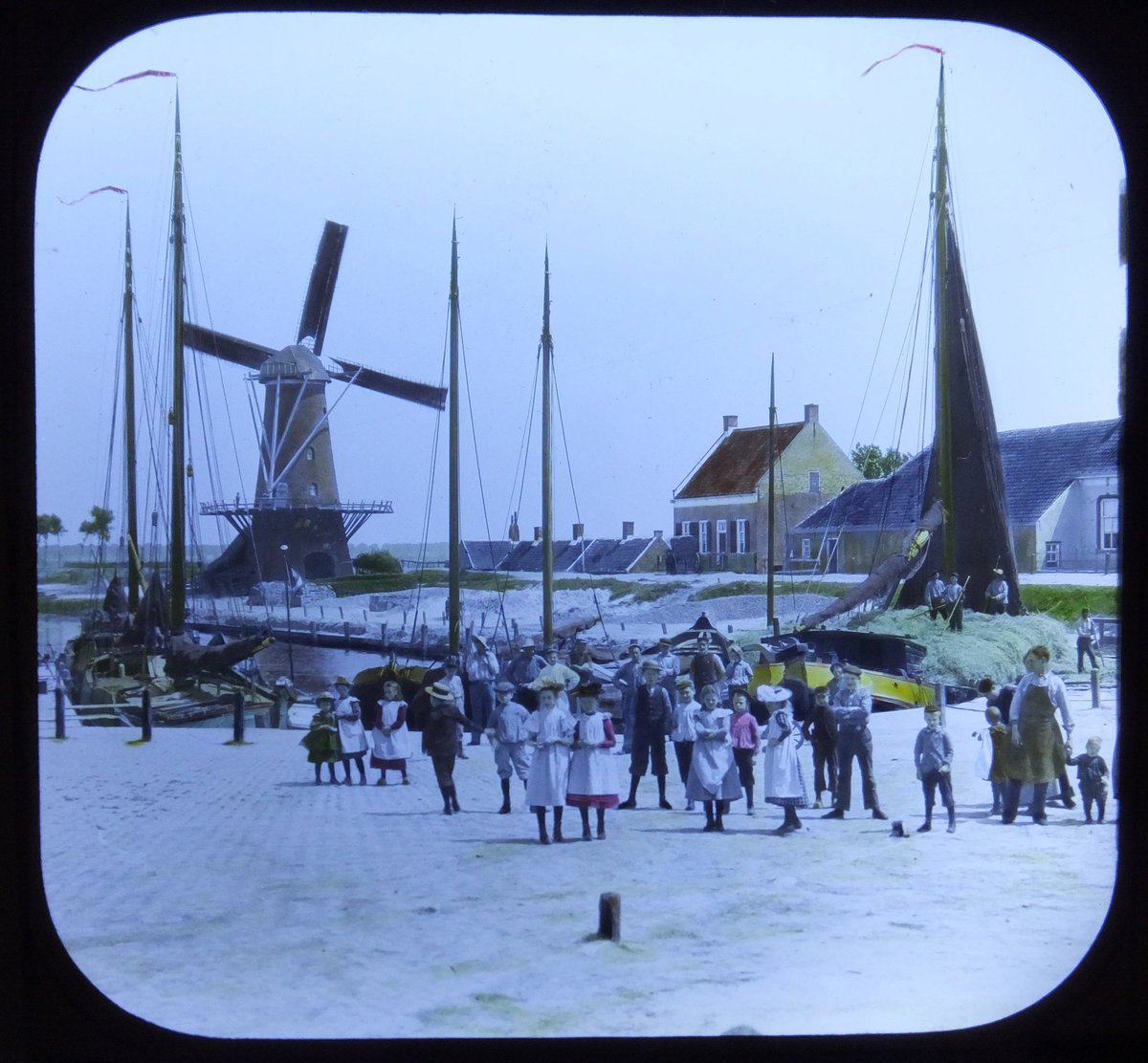 PA_MoPH's tweet photo. Lantern slide of Dinteloord in the Netherlands, year unknown.

#photoantiquities #photography #magiclanternmonday #magiclantern #netherlands #vintage #windmill #boats #history https://t.co/xtel8DhBj8