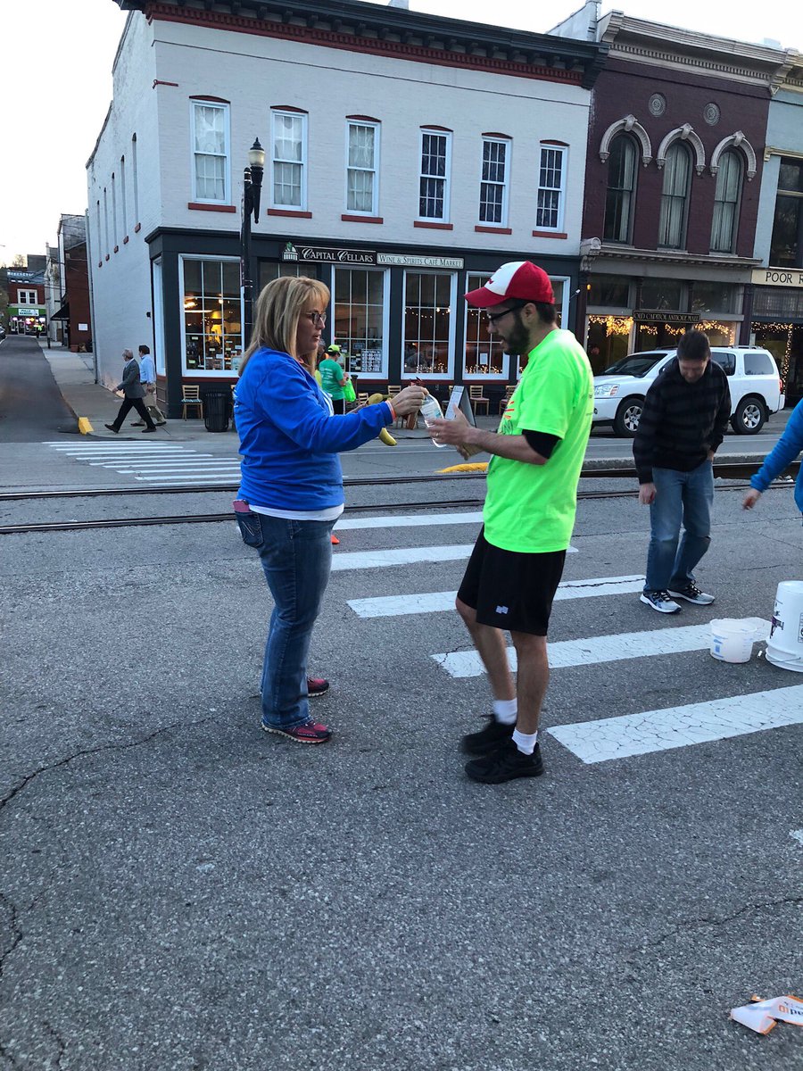 1776Bank's tweet photo. We had so much fun volunteering at the Frankfort Christian Academy Glo-run 5k in #FrankfortKY! #GloRun #1776revolution https://t.co/yDsA1M5zQm