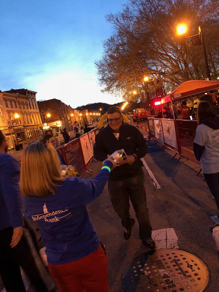 1776Bank's tweet photo. We had so much fun volunteering at the Frankfort Christian Academy Glo-run 5k in #FrankfortKY! #GloRun #1776revolution https://t.co/yDsA1M5zQm