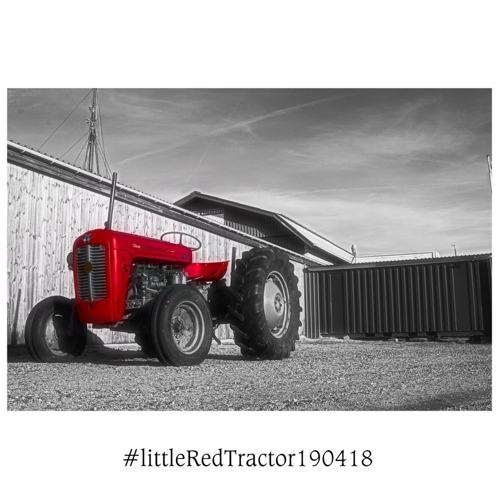#moin und #ahoi Sportsfreunde. Wenn ihr euch schon immer mal gefragt habt, wie die #boote ins #water kommen, hier ist die #answer 🤔. Der #little #red #tractor makes this #possible 🤩 #here hab ich den kleinen Schlawiner an der Werft in #rødbyhavn erwischt!