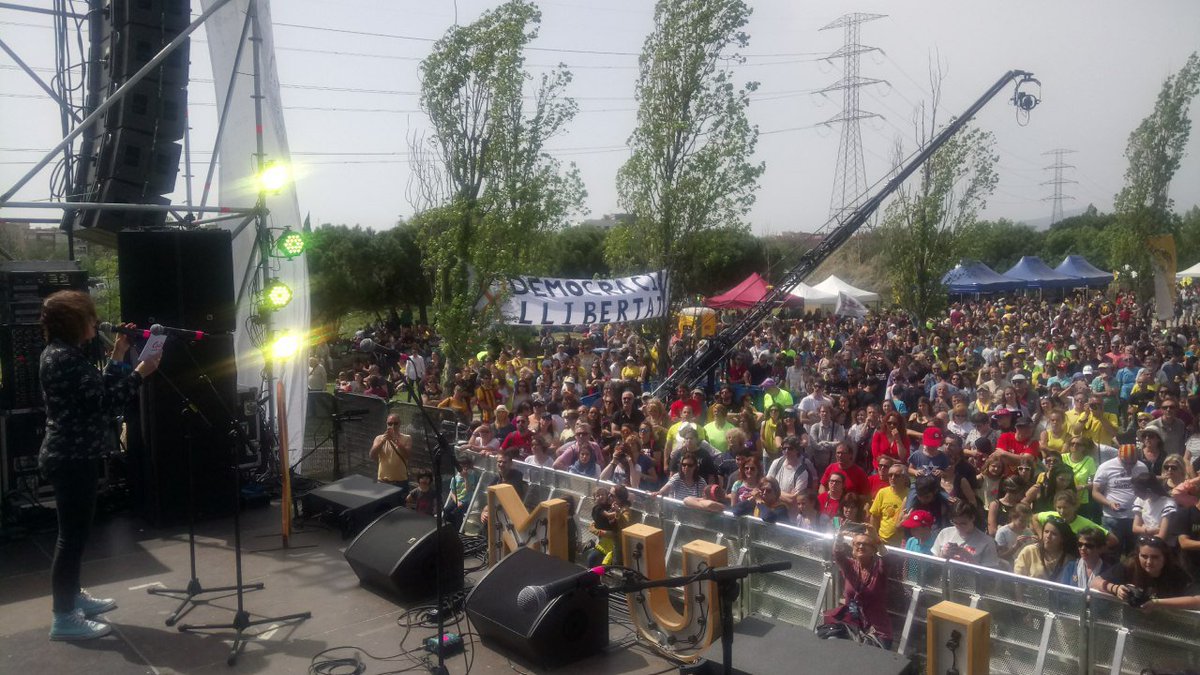 OmniumVOriental's tweet photo. Milers de persones converteixen Santa Perpètua de Mogoda en un clam contra la repressió i la llibertat dels presos polítics: https://t.co/Qe7h7OcCJp
#CulturaContraLaRepressió #Cuixart43 #LlibertatPresosPolítics https://t.co/NtH1JiqahN