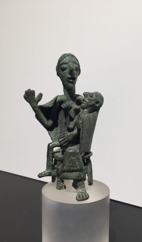 archeoscavi's tweet photo. La cosiddetta “la madre dell’ucciso” esposta al @museoarcheoca e ritrovata dal Taramelli a @archeosvittoria oggi per la #museumweek #womenMW #archeoscavi #letsdigagain #archeologicalsite #bronzeage #sardinia #museum #nuragic #archaeologylife #archaeoexperience https://t.co/QplNf2Rzhy