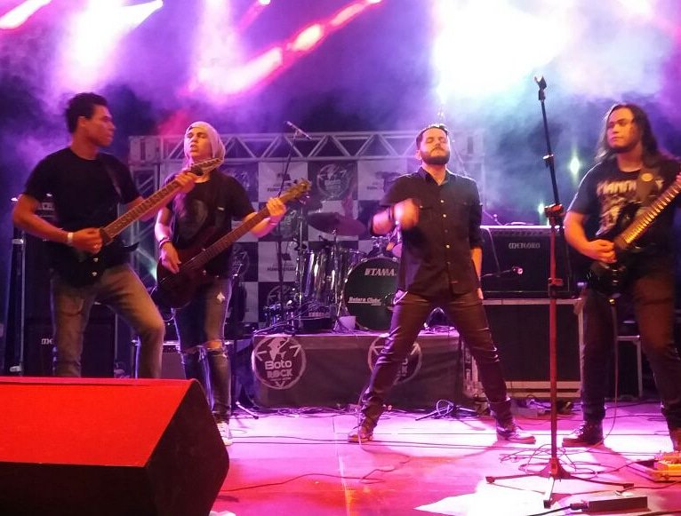Layansouza's tweet image. Meus sinceros agradecimentos ao #botorockfestival2018, estive tocando com @sevencrows_oficial nesse  festival incrivel.  Escutem nosso EP nas  plataformas digitais Spotify, youtube, facebook.
#sevencrows #brazillianmetal #botorockfestival2018 #sentinels