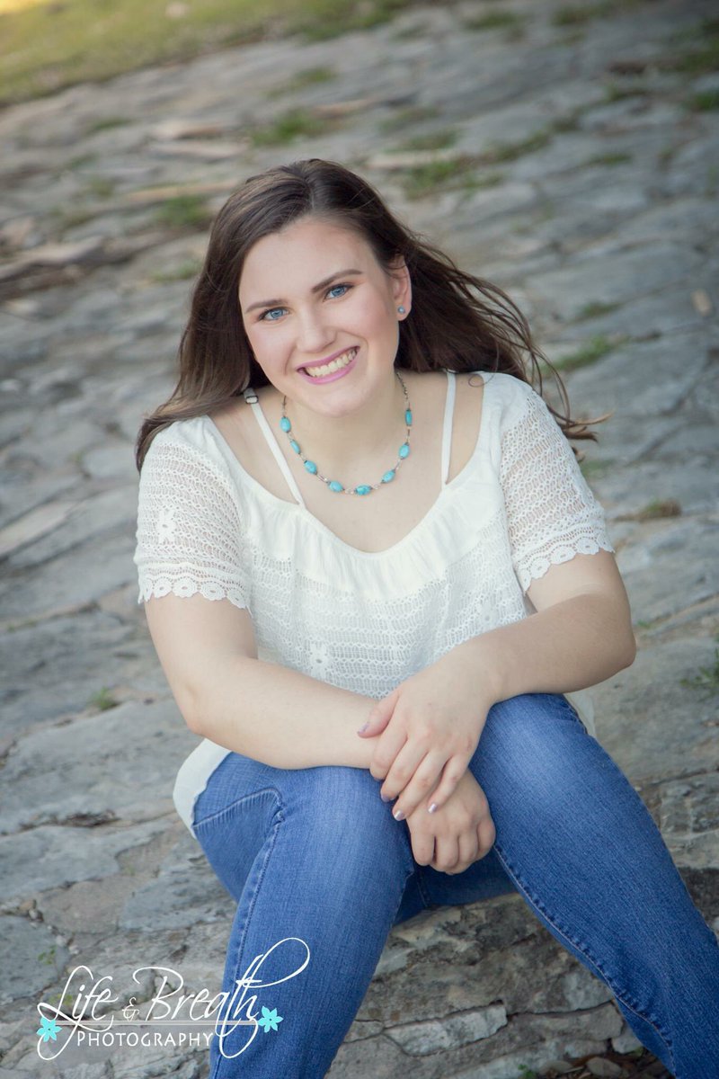 LifeandBreathTX's tweet photo. Beautiful eyes, beautiful smile, beautiful soul.  #roundrockseniorphotographer #pflugervilleseniorphotographer #georgetownseniorphotographer #Classof2018 https://t.co/NZMwOU170k