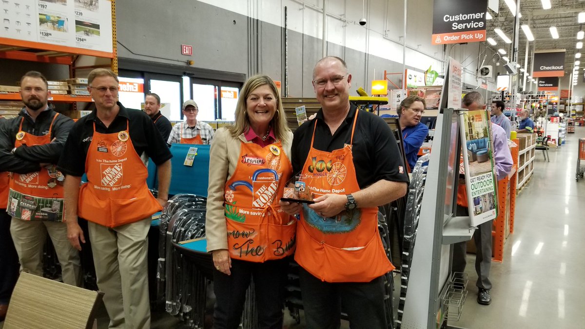 MoJaxon1's tweet photo. #1402 - @EdwardMary306 What an OUTSTANDING Walk!😉 🌟Excellence is a Habit!🌟 Congrats to Carl &amp; Terrie for being amazing team players &amp; exceptional associates! YALL Rock!🌟👍🏽 Joe Thanks for Winning &amp; Way to deliver on our 2018 🐛 Spring 🌱 Store 🌷Tour 🌻!  #SWBest #ATeam https://t.co/oaUJk8GWbu