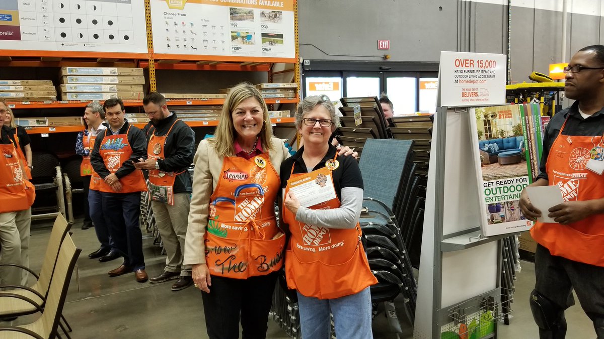 MoJaxon1's tweet photo. #1402 - @EdwardMary306 What an OUTSTANDING Walk!😉 🌟Excellence is a Habit!🌟 Congrats to Carl &amp; Terrie for being amazing team players &amp; exceptional associates! YALL Rock!🌟👍🏽 Joe Thanks for Winning &amp; Way to deliver on our 2018 🐛 Spring 🌱 Store 🌷Tour 🌻!  #SWBest #ATeam https://t.co/oaUJk8GWbu