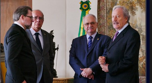 SITEFCS's tweet photo. Fachin joga recurso de Lula pra 2ª turma com Toffoli, Bocão, Lewandowski e Celso de Mello - https://t.co/dJM0T26hr5 #STF #stfdefendebandido #stfvergonhanacional #stfsupremavergonha #segundaturmaSTF #LavaJato #republicadecuritiba https://t.co/kxOco25za7