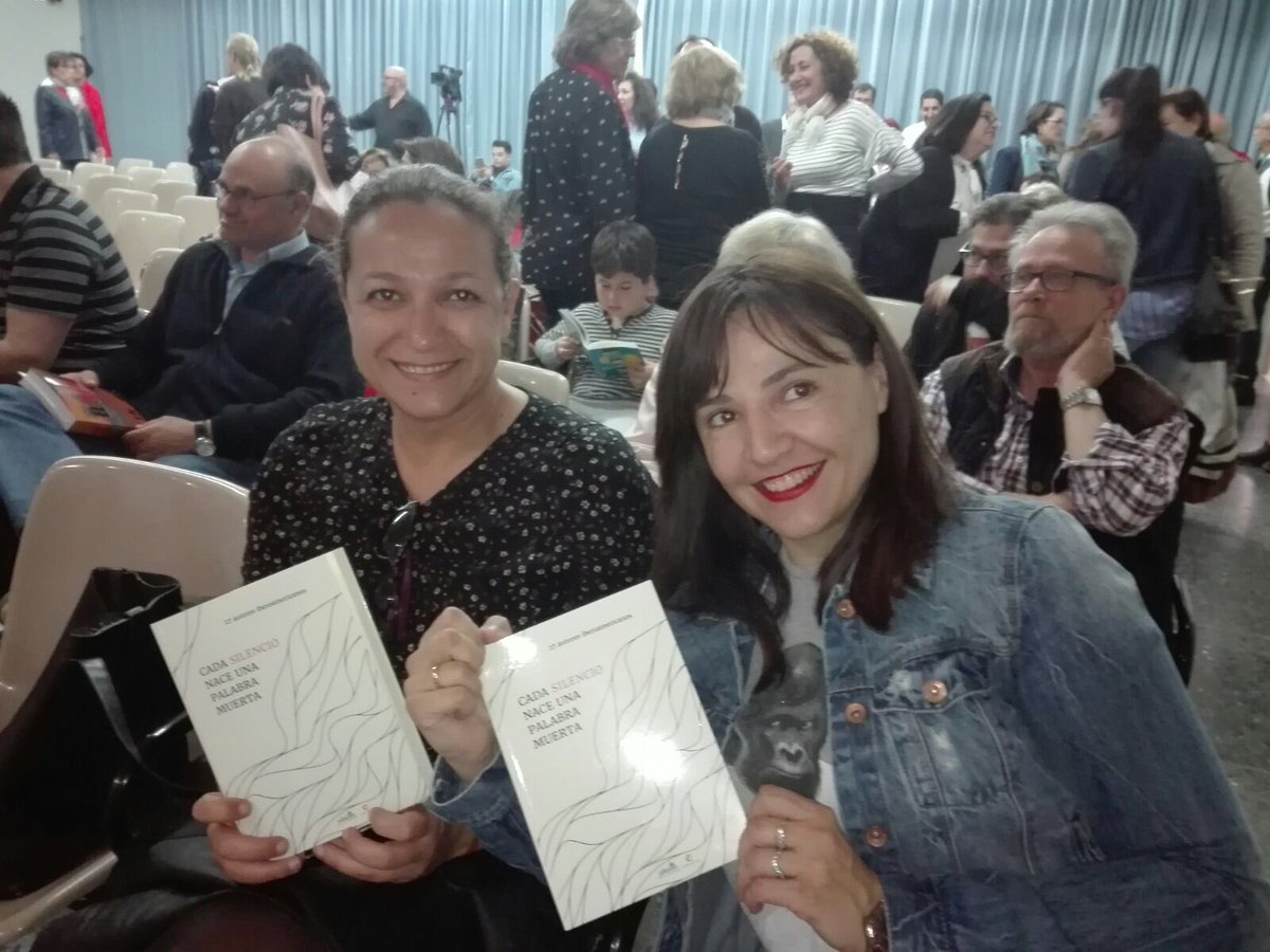 Isacasalduero's tweet photo. Siempre es un placer escuchar a @danycamposf y si es por una buena causa y adquiriendo un libro que, realmente, merece la pena, mucho más. Grandes, #ProyectoKitega y grandes quienes han colaborado con sus obras. #CadaSilencioNaceUnaPalabraMuerta @msolsj https://t.co/J5dpJoiY9z