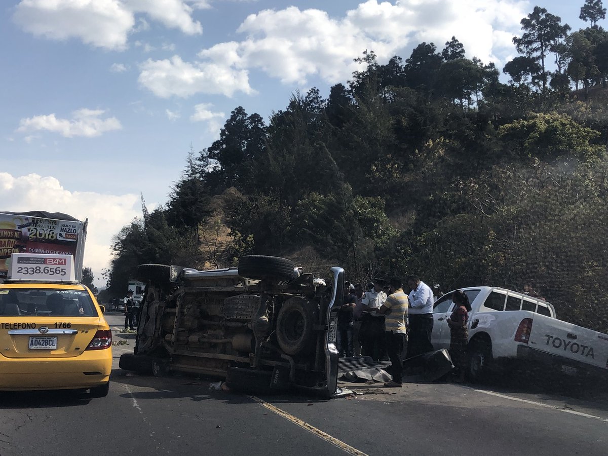 leolozza's tweet photo. Km 45 carretera interamericana pica up volcó dirección al Tejar Chimaltenango @prensa_libre @traficogt https://t.co/9vd5279c1S