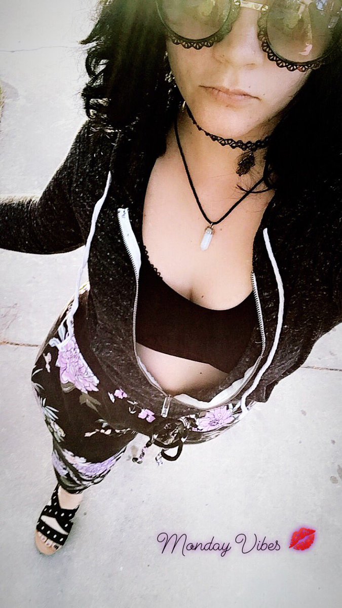 AmberFlur's tweet photo. Bow to your goddess. You know you wish you could kiss every inch of me 💋 
What lucky little man is going to let me be the CEO of his life? 🤔👩🏻‍💼🔥
@RTwimp @RTfaggot @RTP1G https://t.co/qTOupjmwqk