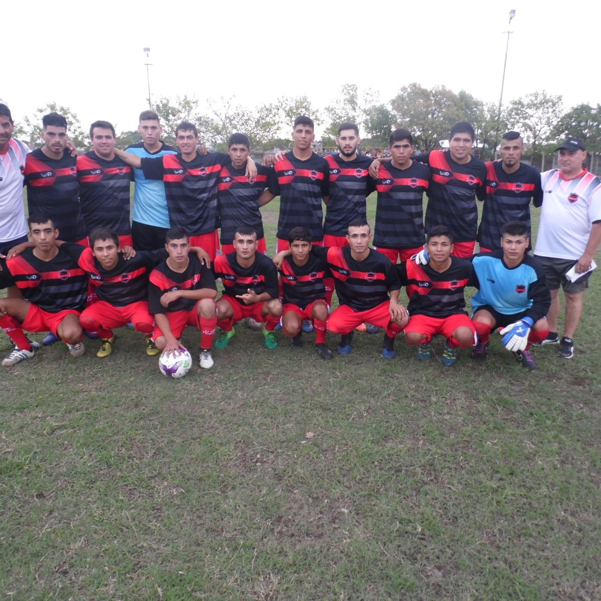 UdePerez's tweet photo. Debut de la 1era de la U de Perez, victoria 3 a 0 sobre Sarmiento.
Enorme alegria de tener en el cuerpo tecnico a 2 crack!!
Villi Trebino y Juan Alberto Acosta Silva! https://t.co/33gbZ7sNiS
