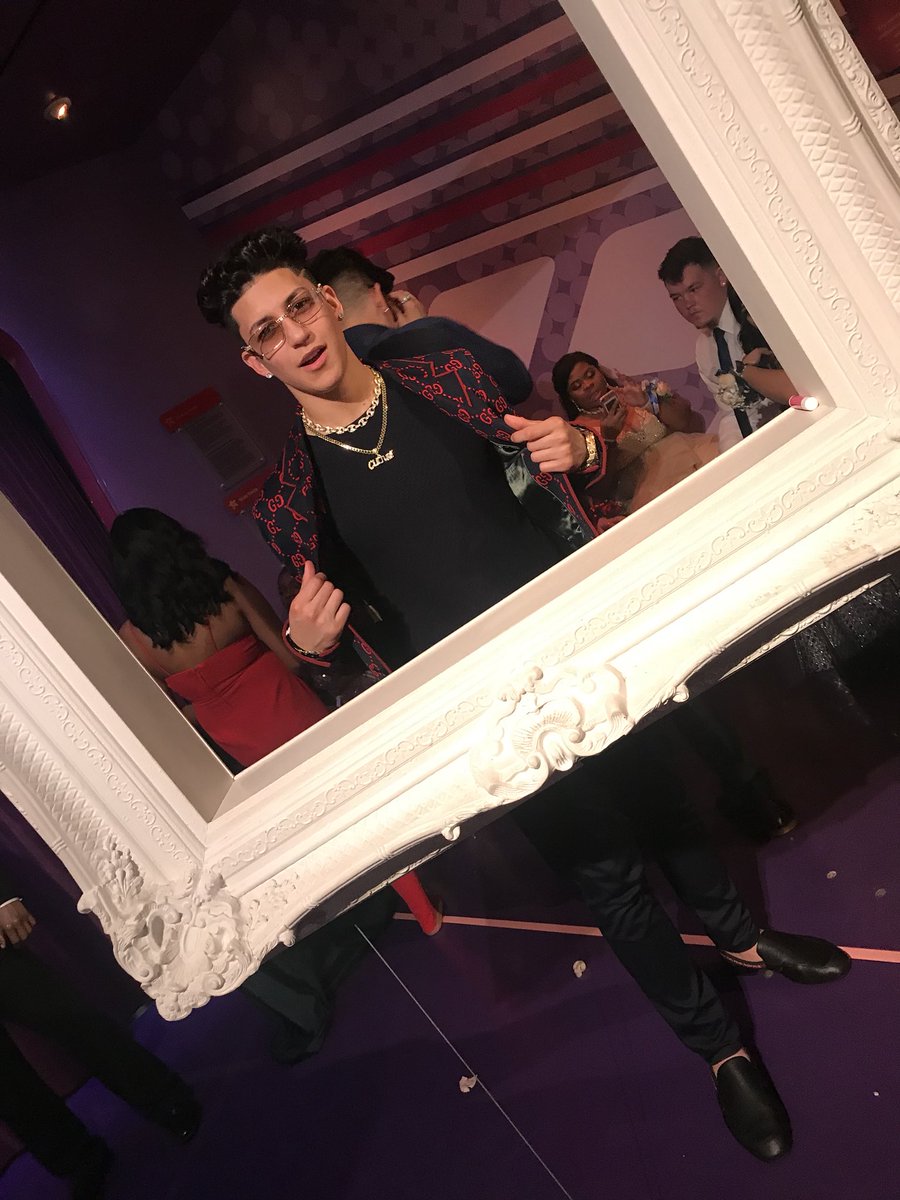 RONNTHEPLUG's tweet photo. Who did it best ??? #Prom2k18 #gucci https://t.co/klsYxPEzaU