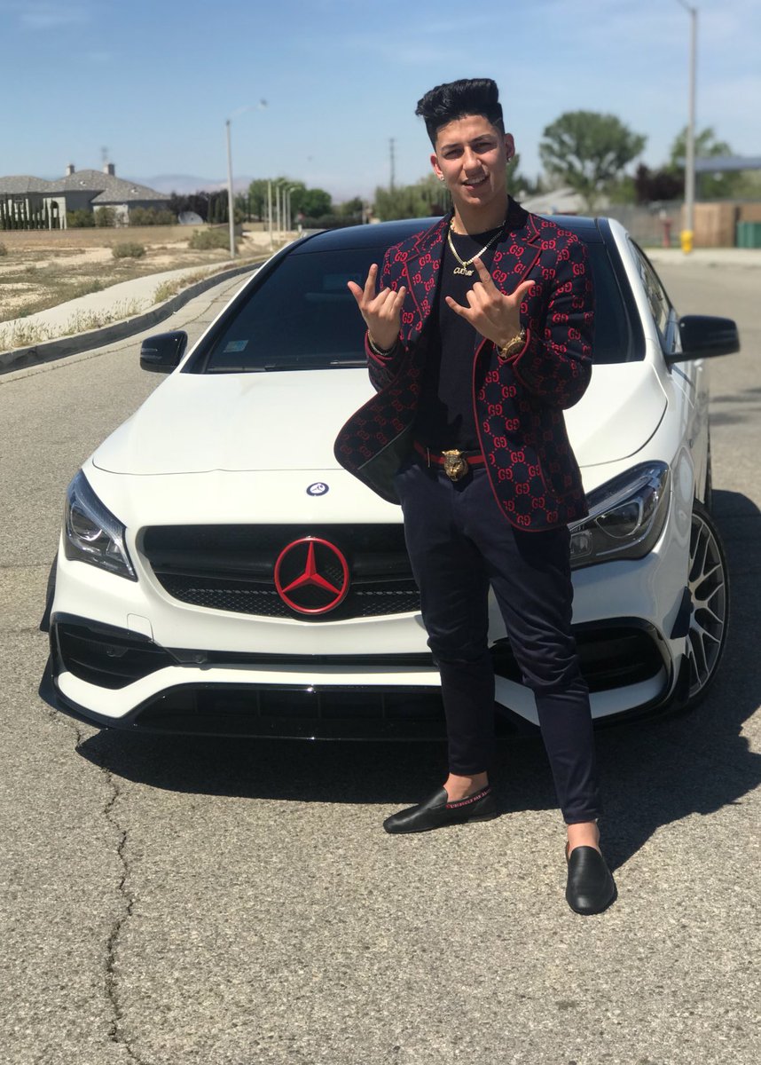 RONNTHEPLUG's tweet photo. Who did it best ??? #Prom2k18 #gucci https://t.co/klsYxPEzaU