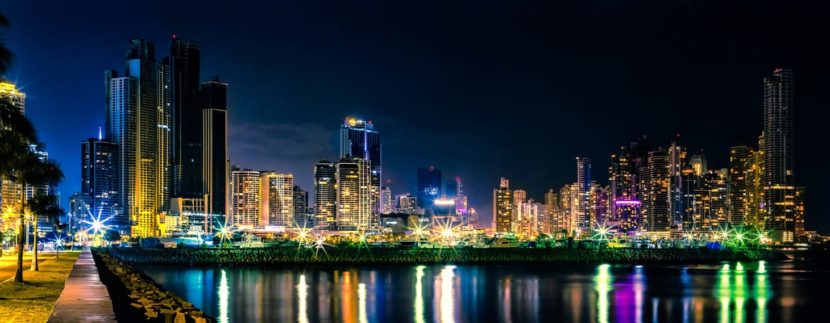 smsgroupsa's tweet image. #smsgroup La noche deja ver los imponentes modelos, que iluminan la ciudad y embellecen un paseo por la cinta costera... Sera que cuidamos a estos grandes monumentos como se debe?...