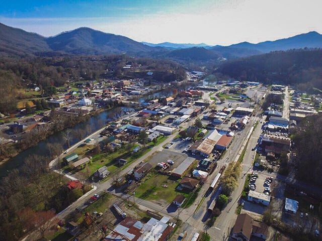 VisitBrysonCity's tweet photo. Surrounded by the majestic peaks of the Smoky Mountains, the quaint small town of Bryson City is the perfect vacation getaway destination. #greatsmokies #gsmnp #greatsmokymountainsnationalpark #smokymountains #brysoncity #naturalnorthcarolina #ncmountai… https://t.co/W7teSpEPmY https://t.co/PFn0gCPfMN