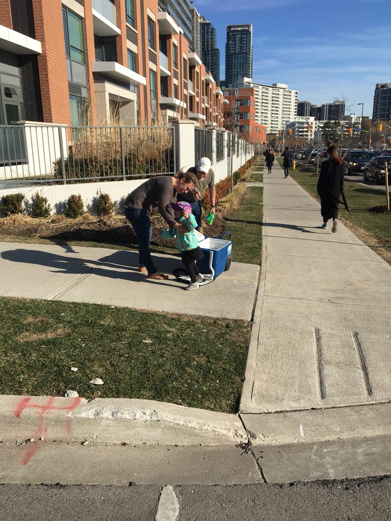 Yadullahussain's tweet photo. Amazing Canada: This thoughtful couple with their adorable daughter offering water to people trudging along Beecroft road, as sheppard station is closed due to the tragedy at Finch-Yonge. I was a grateful recipient of their generosity. Thank you! ❤️🇨🇦 #lovecanada https://t.co/SS1ZUUiYZw