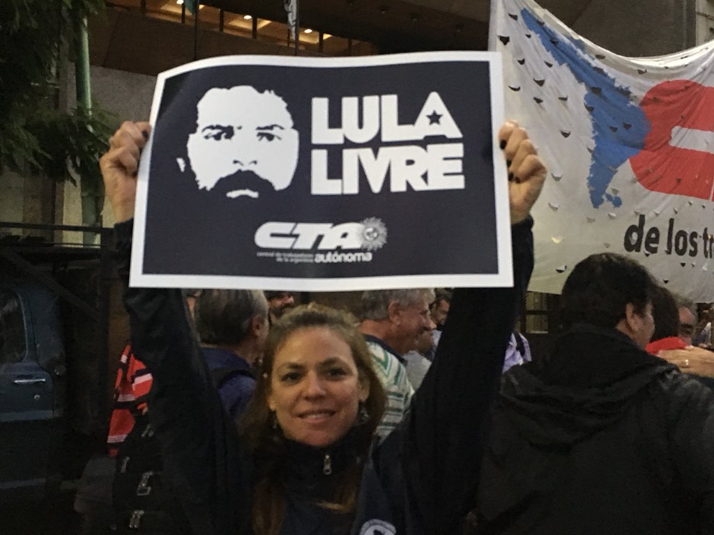 La  CTA A se movilizó a la embajada de Brasil para exigir la liberación de <a href="/LulapeloBrasil/">131313</a> <a href="/fito_aguirre/">Fito Aguirre</a> <a href="/EstatalesCLATE/">CLATE</a> <a href="/CTAACapital/">CTA-A Capital</a> <a href="/canalabiertoar/">Canal Abierto</a> @agenciaCTA <a href="/Cesargarzon80/">Cesar  Garzon</a> <a href="/csa_tuca/">CSA-TUCA</a> <a href="/ituc/">ITUC</a> <a href="/SIGTUR/">SIGTUR Solidarity</a> <a href="/marianovazkez/">Mariano D. Vázquez🔻</a> #LulaLibre