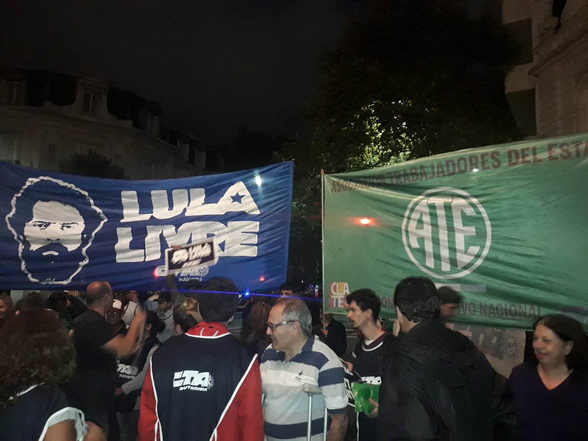 En la embajada de Brasil reclamando la Libertad de #LulaLibre