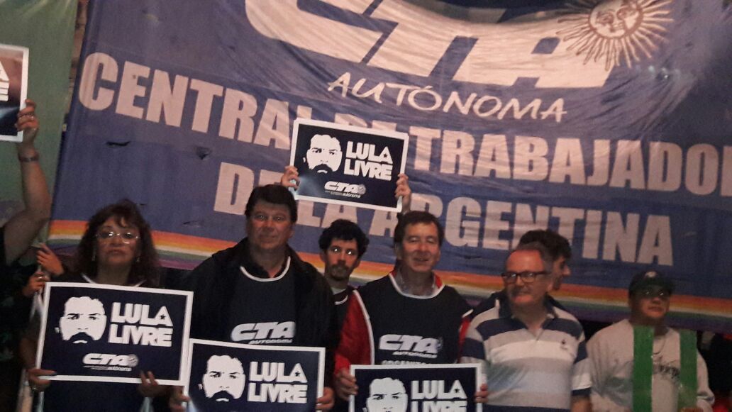 #Ahora acto frente a Embajada de #Brasil en #CABA por #LulaLivre 
Es una acción coordinada a nivel global promovida desde la la Central Sindical Internacional y la Central Sindical Americana. En la #Argentina la actividad es realizada por la #CTAAutonoma